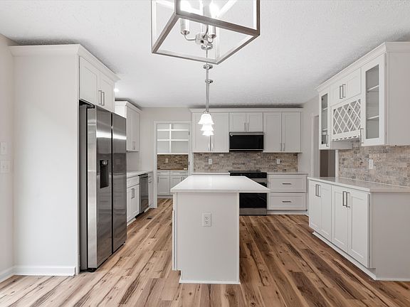 4th image of 104 Erica Pl