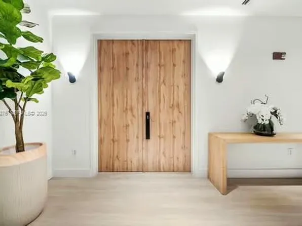 100 S Pointe Dr, Miami Beach, FL