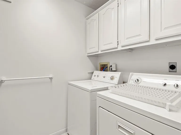 2415 Parkwood Ln — Photo 15