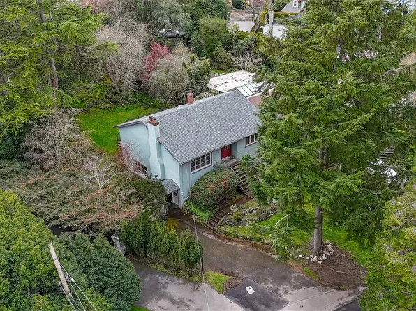 2015 Runnymede Ave, Victoria, BC V8S 2V5