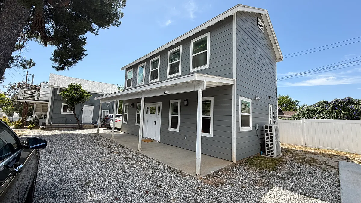 Building Photo - 301 W 1st St #A