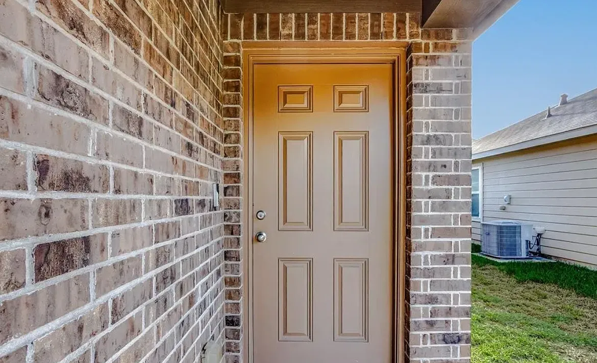 4 bed, 2.5 bath, 2306 sqft, $2,400 — Photo 3