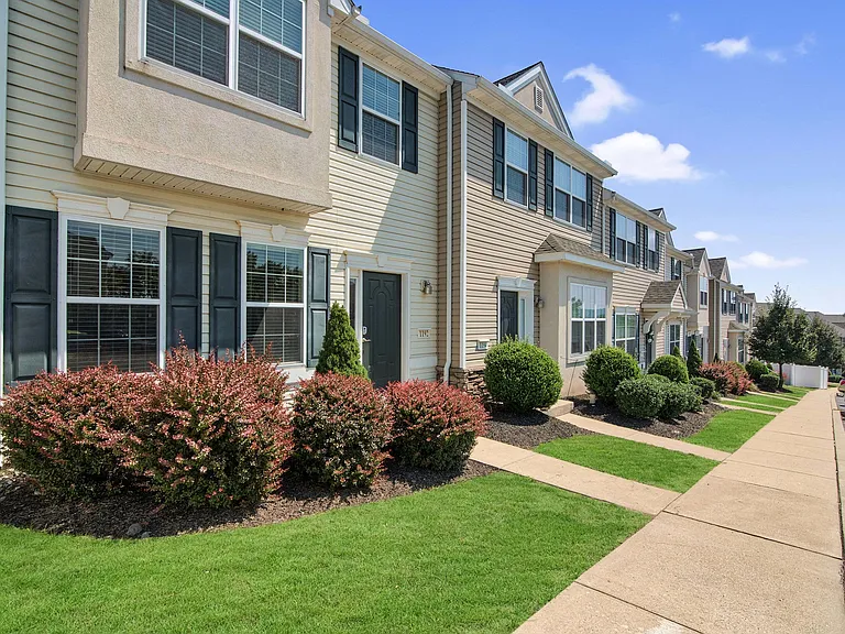 Emerald Pointe Townhomes — Photo 2