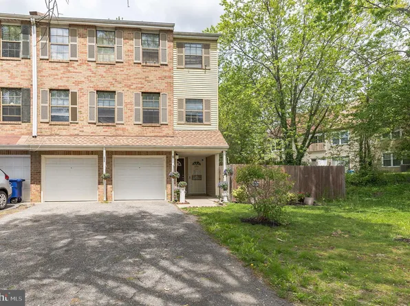 205 Chaucer Ct, Mount Laurel, NJ 08054