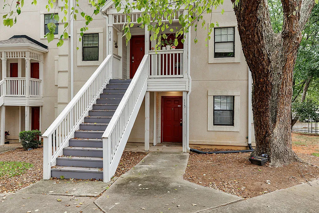 2 bed, 1168 sqft, $1,300 — Photo 2