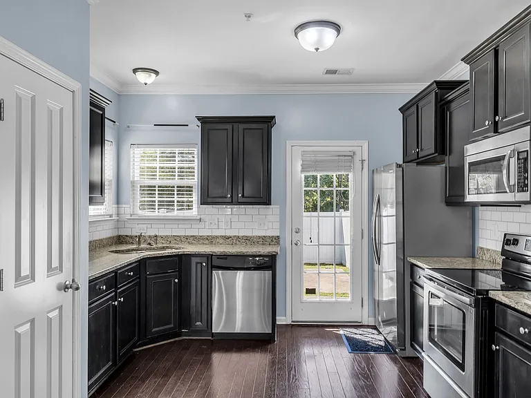 2031 Hemlock Dr #1 — Photo 9