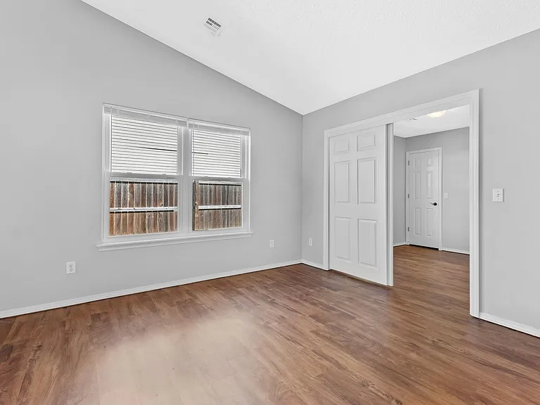 2910 NE 12th St — Photo 9
