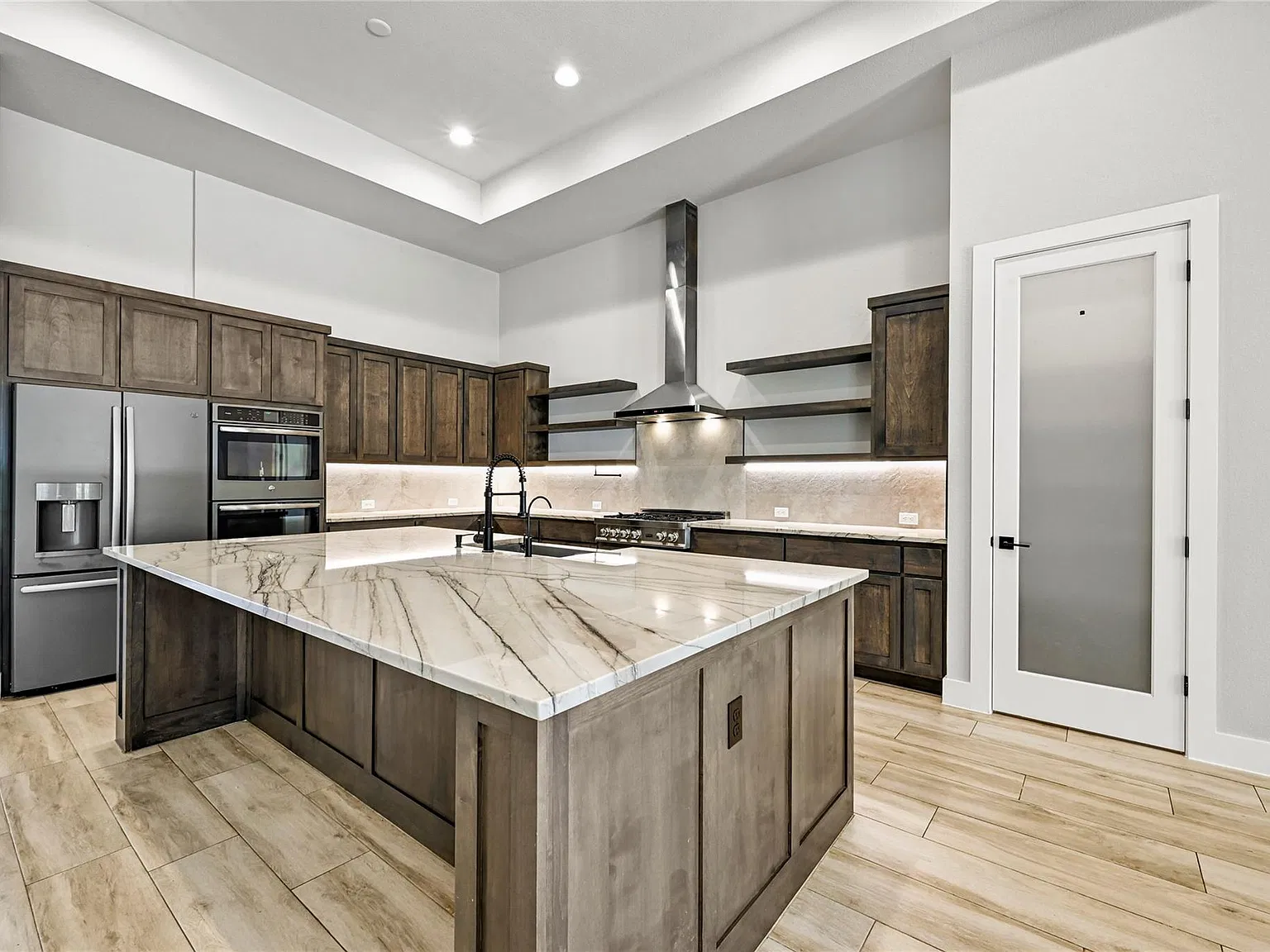 4 bed, 3.0 bath, 3223 sqft, $5,900 — Photo 3