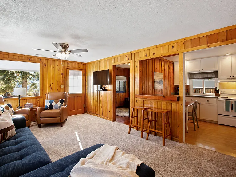 321 E Gunnison Ave — Photo 5
