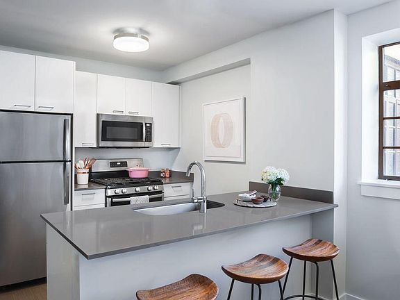 2nd image of 2946 N Clybourn Ave APT 201