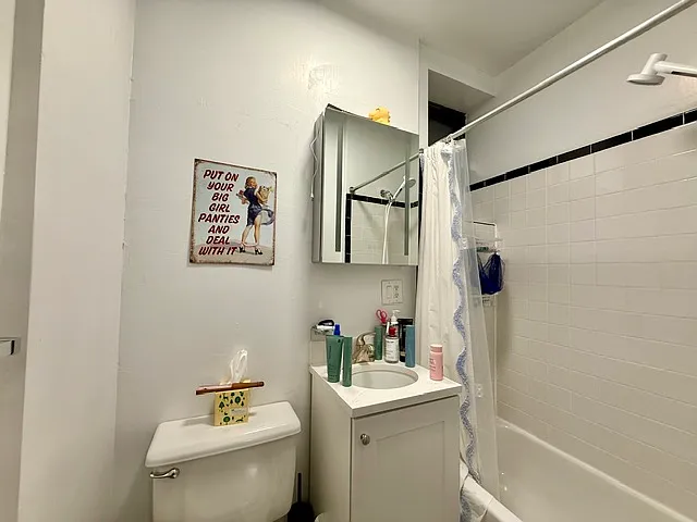 221 E 5th St #3 — Photo 4