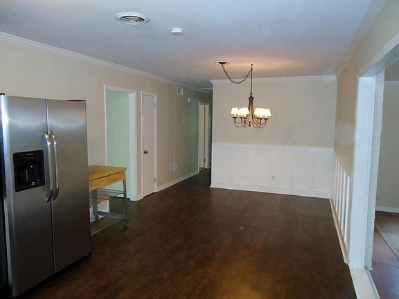 Eat-in kitchen