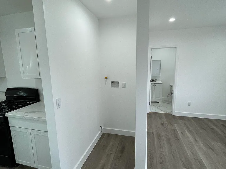 1634 Agnew St — Photo 3