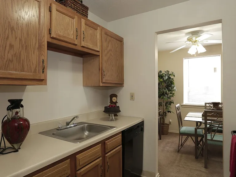 Ellacott Parkway Apartments — Photo 3