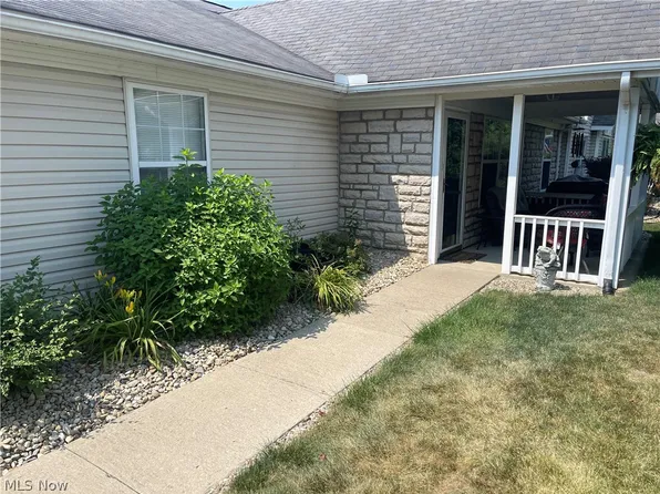 1104 Chatham Dr, Zanesville, OH 43701