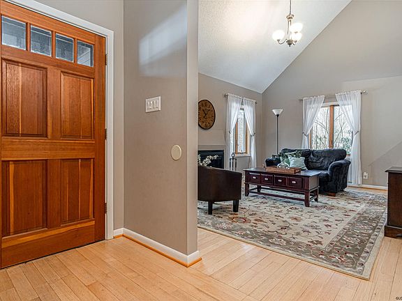 3rd image of 29 Imperial Dr