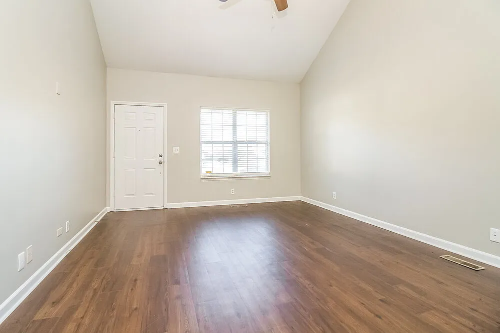 3 bed, 2.0 bath, 1481 sqft, $2,355 — Photo 2