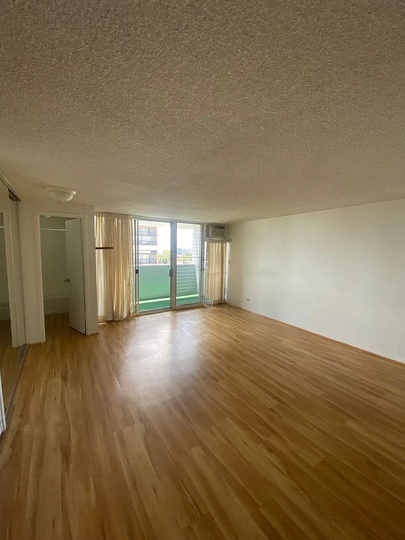 Conveniently Located Studio In Town — Photo 4