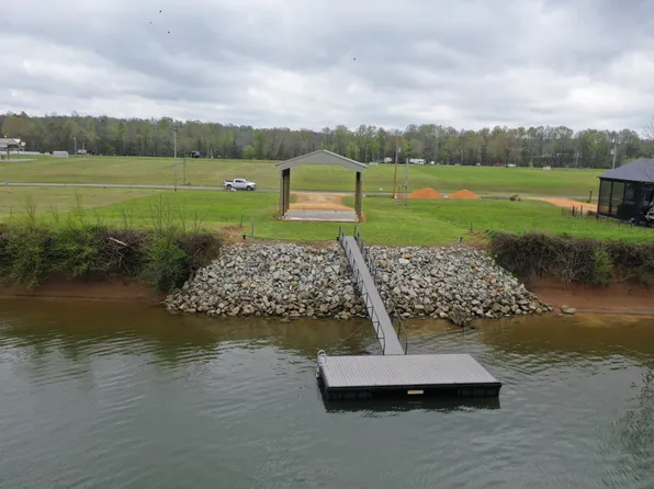693 River Front Dr, Clifton, TN 38425