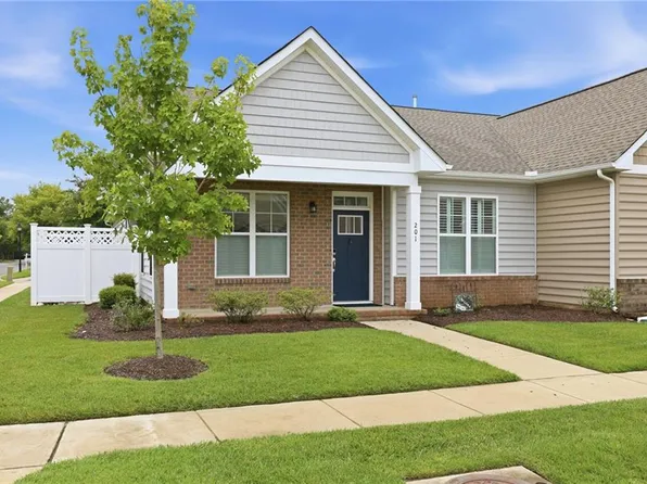 201 Cathedral St, Smithfield, VA 23430