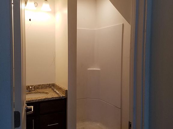 4th image of 90 Laverack Ave