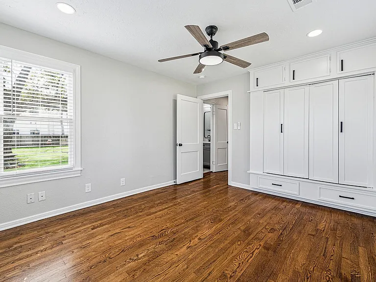 801 Woodcrest Dr — Photo 10