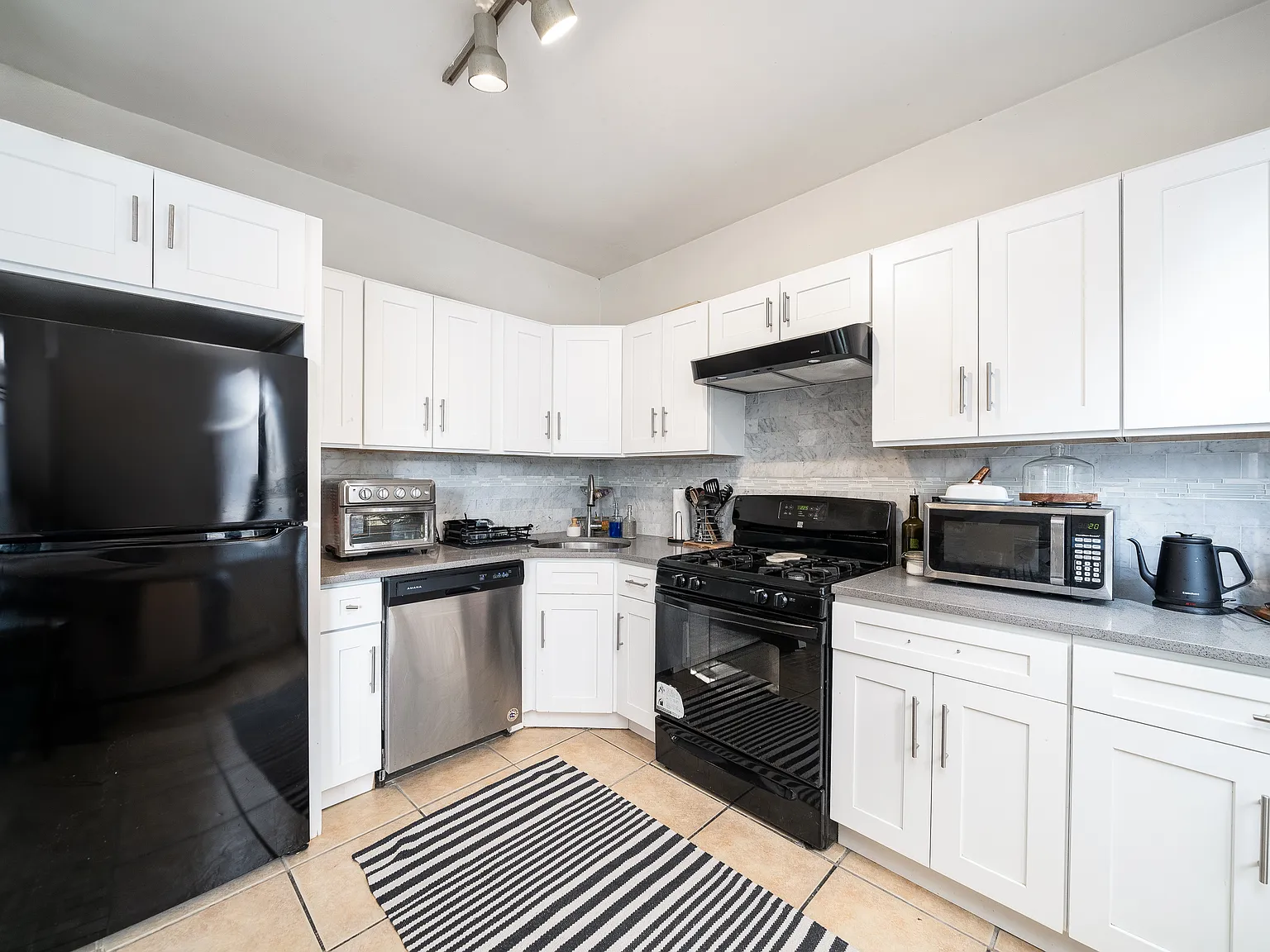 3 bed, 1400 sqft, $3,300 — Photo 1