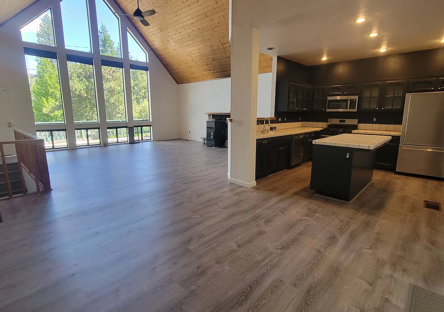 3 Bedroom Mountain Retreat with 2 Car Garage, Private Deck & Trail Access — Photo 3