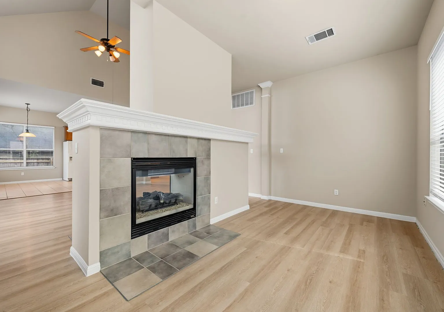 Spacious 3 bedroom 2.5 Bathroom Two-Story Home — Photo 4