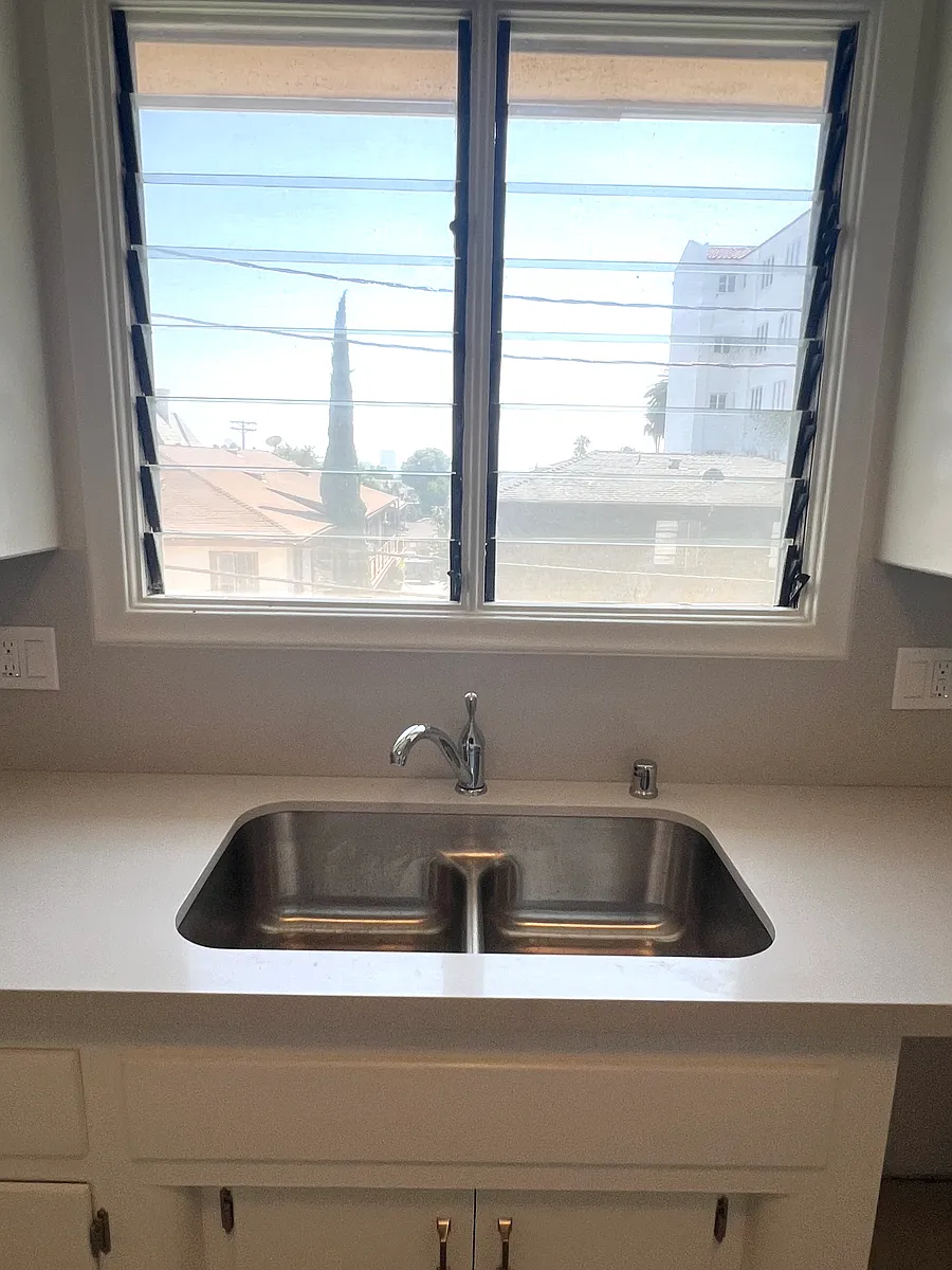 Building Photo - 8222 De Longpre Ave #9