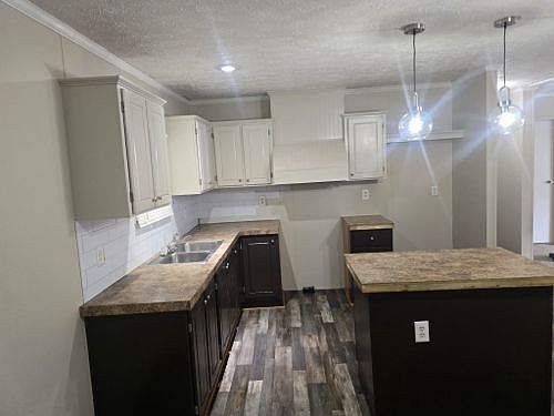 5th image of 233 Sunnyfield Ln