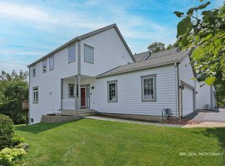 1277 Queen Ann Ln, Gurnee, IL 60031
