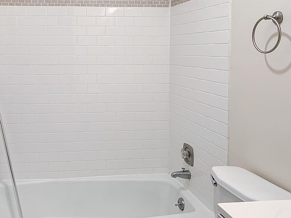 4th image of 2527 N Lincoln Ave #3E