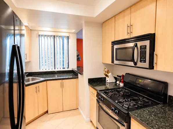 7826 Topanga Canyon Blvd APT 330, Canoga Park, CA 91304