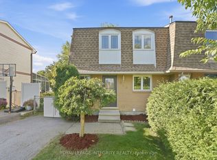 909 Lawnsberry Dr, Ottawa, ON K1E1Y2