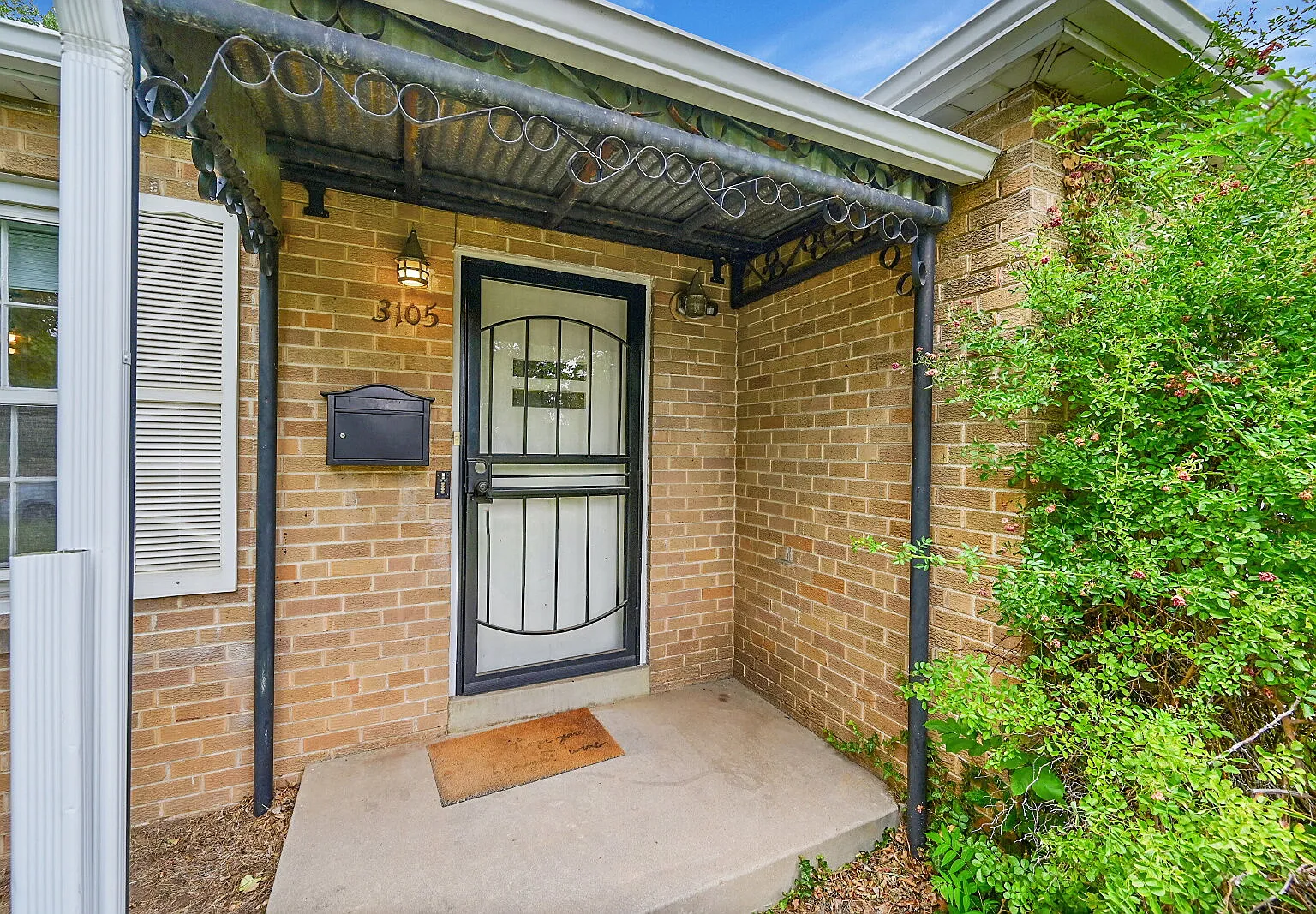 3 bed, 1.0 bath, 1450 sqft, $2,855 — Photo 3