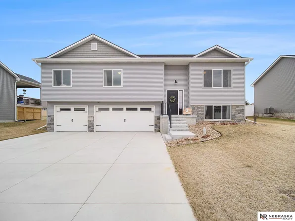 6111 S 97th St, Lincoln, NE 68526