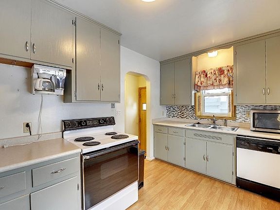 Easily update this kitchen to make it all your own!