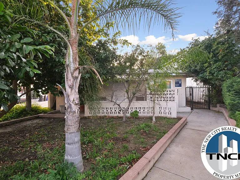 271 N Palm Ave — Photo 2
