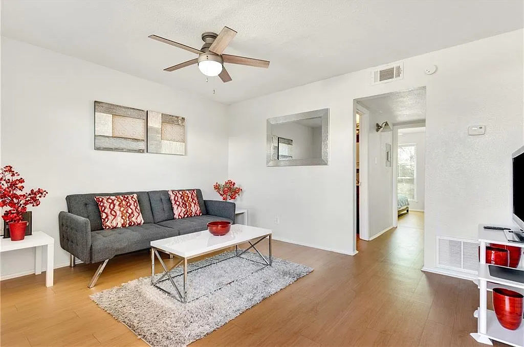 2 bed, 1.0 bath, 820 sqft, $1,400 — Photo 1