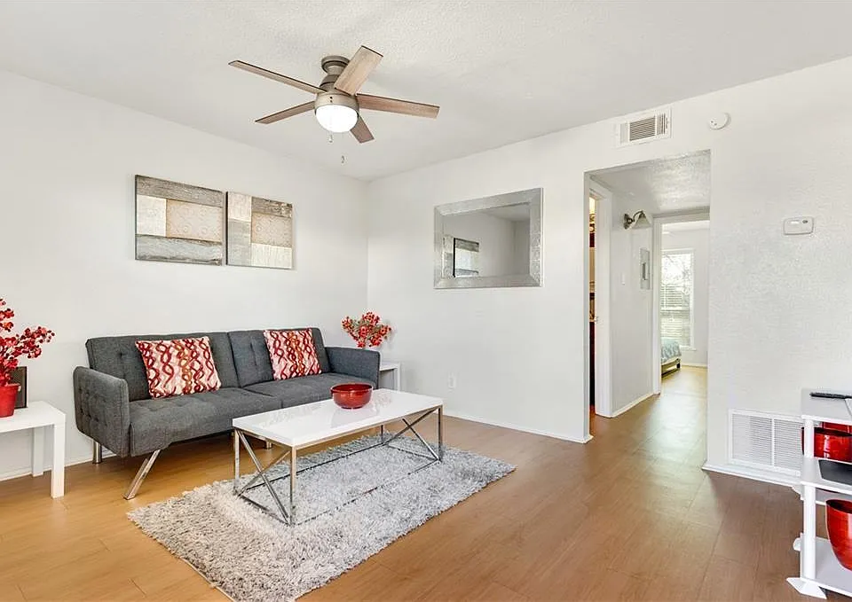 2401 Manor Rd #209
