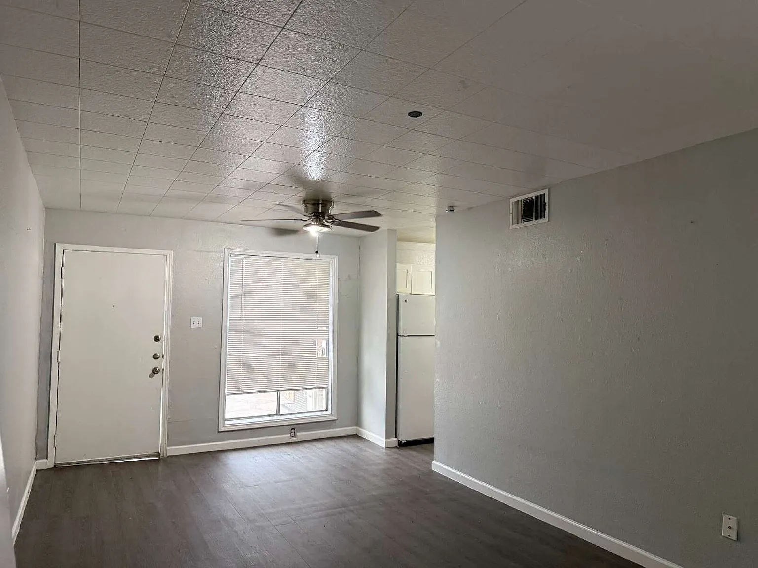 2 bed, 1.0 bath, 668 sqft, $845 — Photo 2