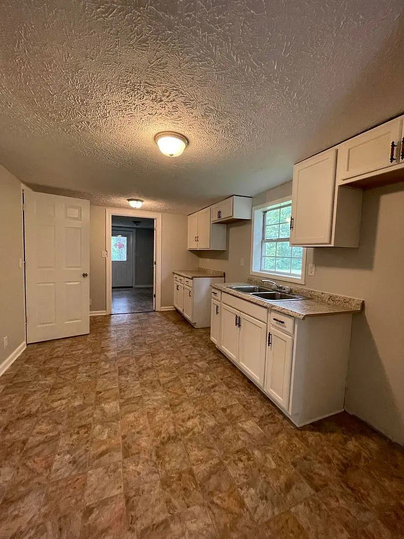 3 Bedroom/1 Bath home with large yard — Photo 4
