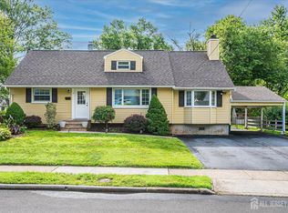 7 Darwin Rd, Somerset, NJ 08873