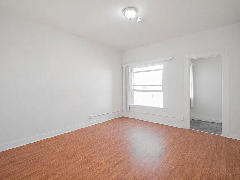 Catalina Apartments — Photo 4