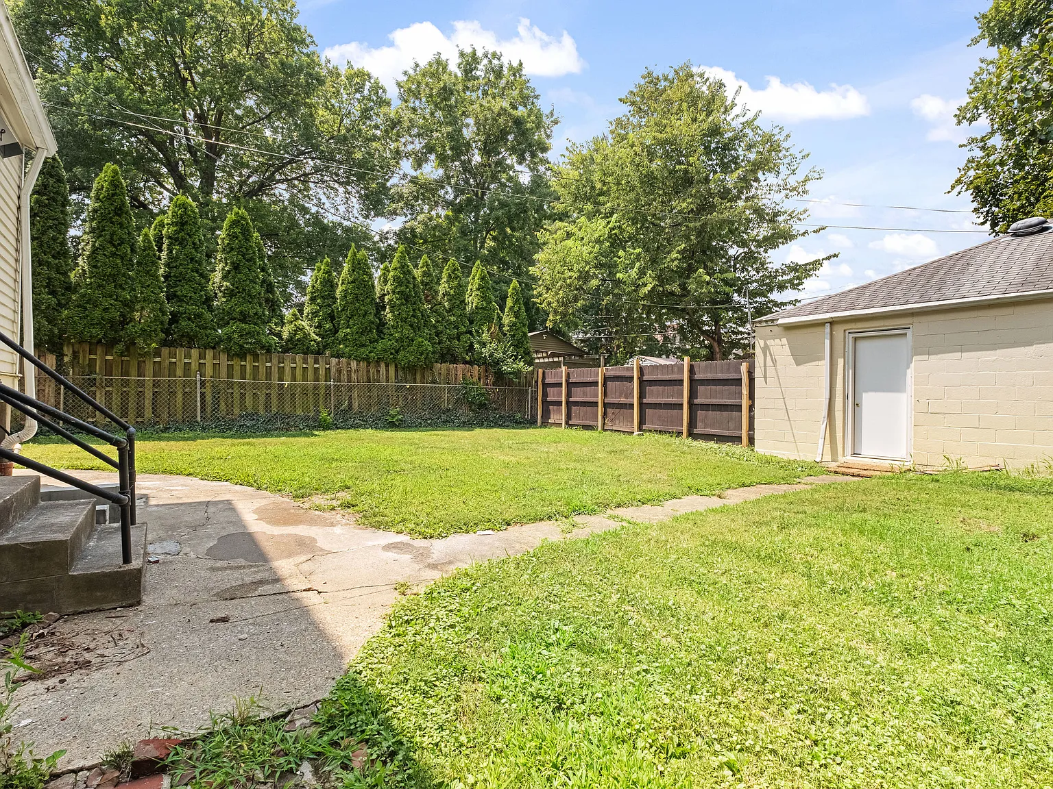 3 bed, 1300 sqft, $2,500 — Photo 3
