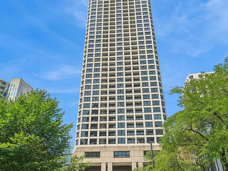 1030 N State St #11M — Photo 1
