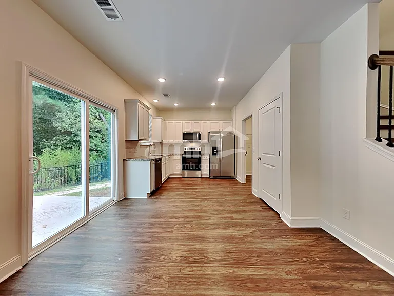 622 E Lionel Rd — Photo 4