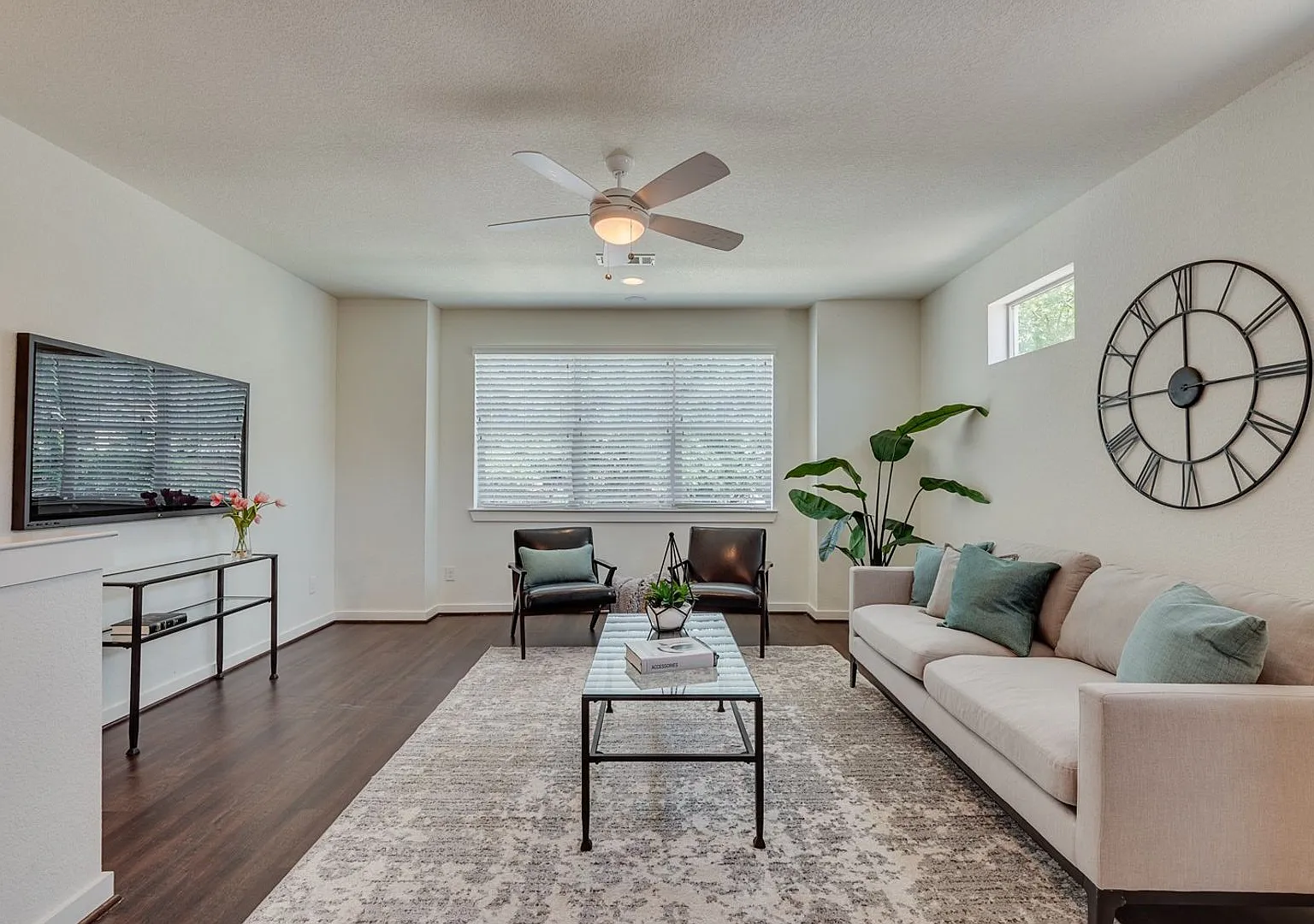 * Move In Summer 2028 * 5 Bed 5.5 Bath Located Across From Common Grounds Coffee — Photo 4