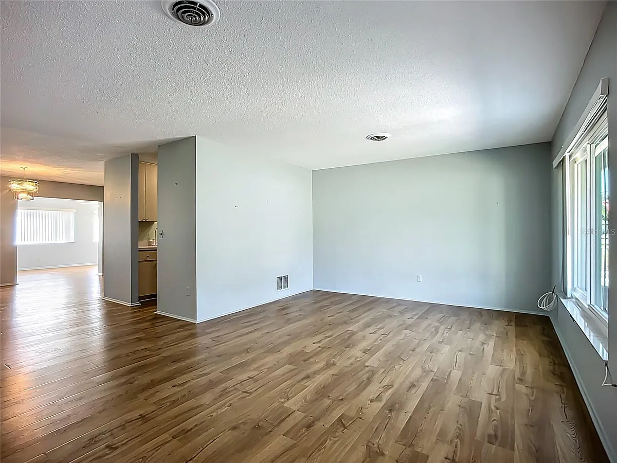 Building Photo - 595 W Seminole Dr